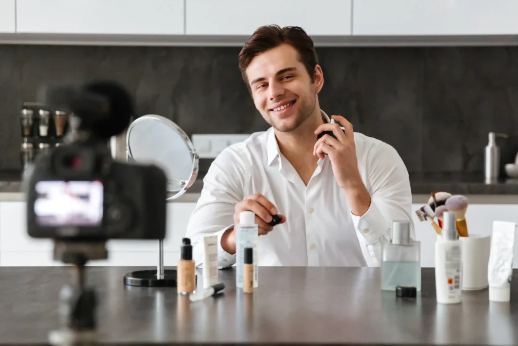 Homem sorridente gravando vídeo com produtos de beleza masculina Mercado Livre sobre a bancada