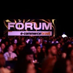 Público reunido em frente a telão com o logo do Fórum E-Commerce Brasil 2026 durante o evento