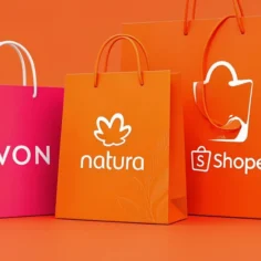 Sacolas de compra com as marcas Avon, Natura e Shopee lado a lado, simbolizando grandes marcas no marketplace