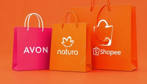 Sacolas de compra com as marcas Avon, Natura e Shopee lado a lado, simbolizando grandes marcas no marketplace
