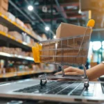 Carrinho de compras em miniatura sobre notebook em ambiente de centro de distribuição, representando a Logística Mercado Livre 2026