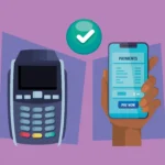 Ilustração de maquininha de cartão e mão segurando smartphone com tela de pagamento e ícone de confirmação, fundo lilás