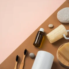 Produtos naturais de skincare e higiene, como sabonete, bucha vegetal, óleo e escova de bambu, representando o mercado da beleza e bem-estar