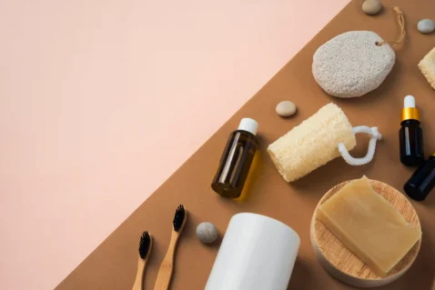 Produtos naturais de skincare e higiene, como sabonete, bucha vegetal, óleo e escova de bambu, representando o mercado da beleza e bem-estar