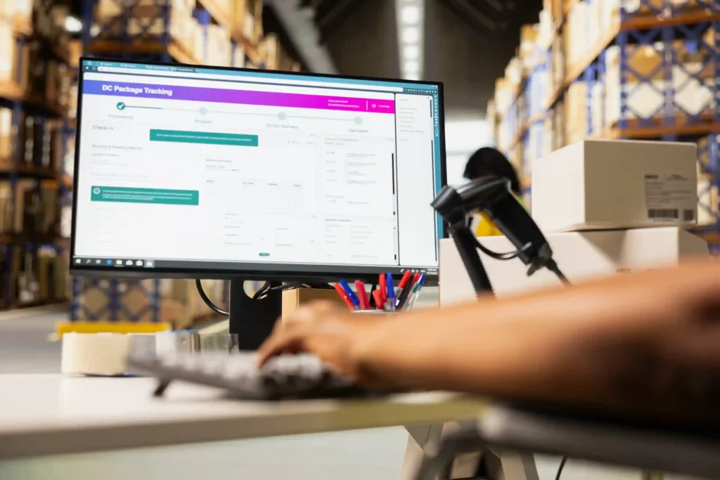 Pessoa utilizando sistema de automação marketplace em um computador para gerenciar pedidos e operações logísticas