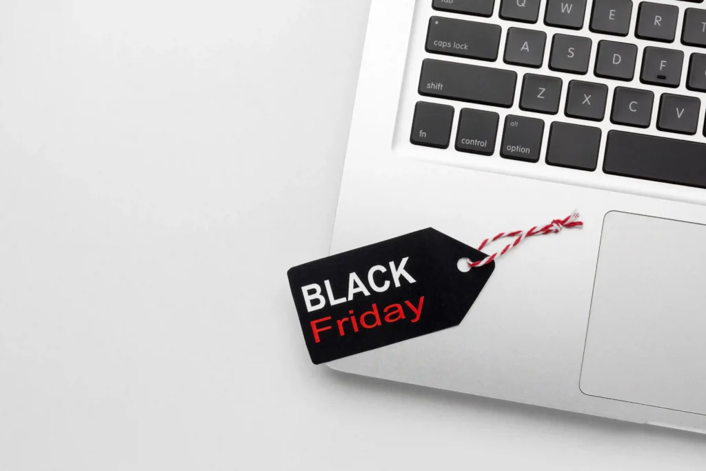 Etiqueta de Black Friday sobre notebook representando pesquisa de preços para a Black Friday 2026