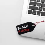 Etiqueta de Black Friday sobre notebook representando pesquisa de preços para a Black Friday 2026