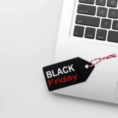 Etiqueta de Black Friday sobre notebook representando pesquisa de preços para a Black Friday 2026