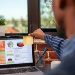 Pessoa analisando um dashboard marketplace em um notebook com gráficos, indicadores e métricas de vendas