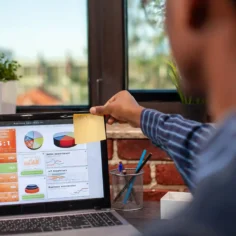 Pessoa analisando um dashboard marketplace em um notebook com gráficos, indicadores e métricas de vendas