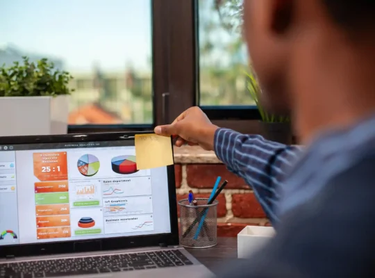 Pessoa analisando um dashboard marketplace em um notebook com gráficos, indicadores e métricas de vendas