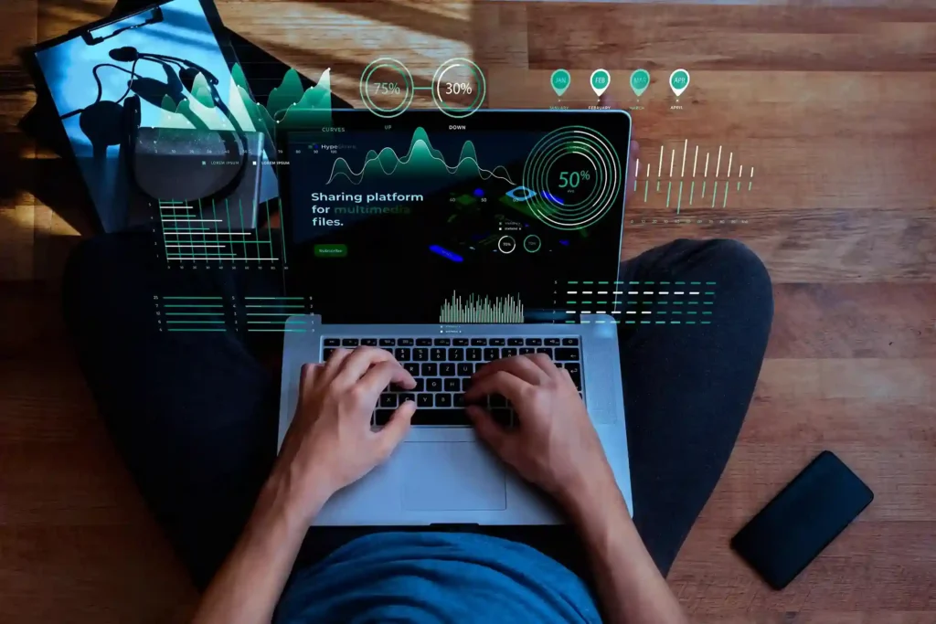Pessoa usando notebook com dashboards para análise de dados e tomada de decisões com dados no negócio