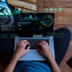 Pessoa usando notebook com dashboards para análise de dados e tomada de decisões com dados no negócio