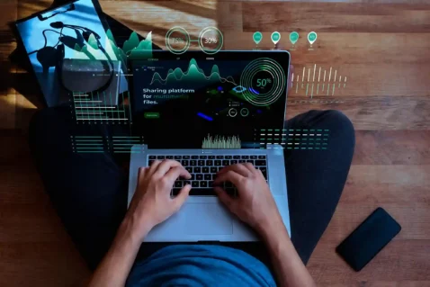 Pessoa usando notebook com dashboards para análise de dados e tomada de decisões com dados no negócio