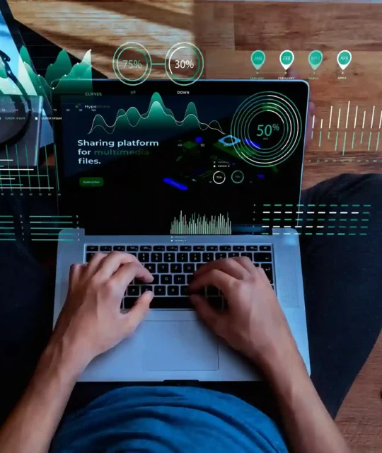 Pessoa usando notebook com dashboards para análise de dados e tomada de decisões com dados no negócio
