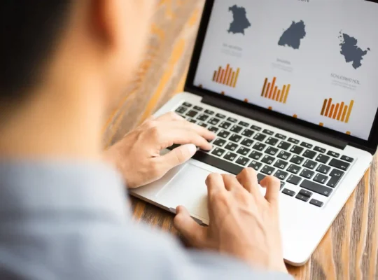 Pessoa analisando gráficos no notebook para representar custos e impostos de compras internacionais
