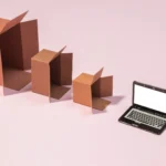 Caixas de papelão abertas em tamanhos diferentes ao lado de um notebook