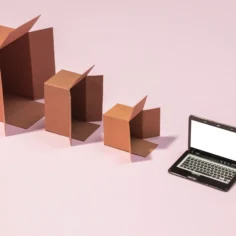 Caixas de papelão abertas em tamanhos diferentes ao lado de um notebook
