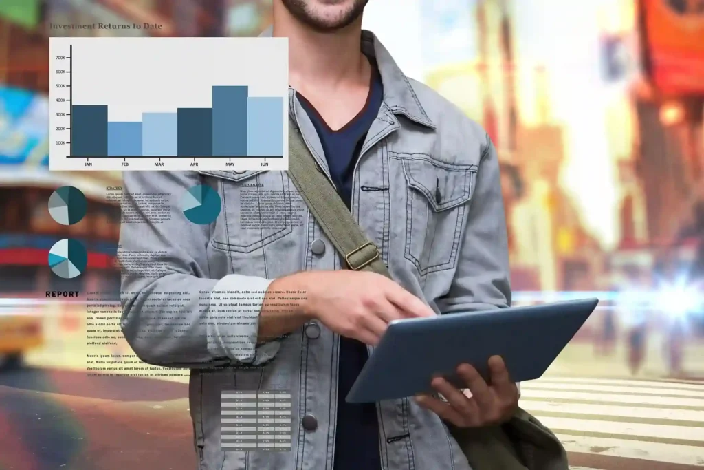Pessoa usando tablet com gráficos e indicadores de vendas para analisar a performance no marketplace