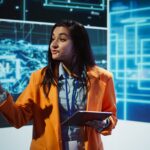Profissional apresentando recursos de inteligência artificial para iniciantes com tablet em evento de tecnologia