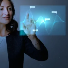 Pessoa analisando gráfico de preços em painel digital para acompanhar o repricing inteligente no marketplace