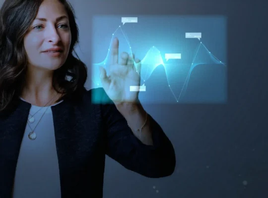 Pessoa analisando gráfico de preços em painel digital para acompanhar o repricing inteligente no marketplace