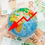 Globo sobre notas de dinheiro com seta vermelha apontando para baixo, representando redução da taxa das blusinhas
