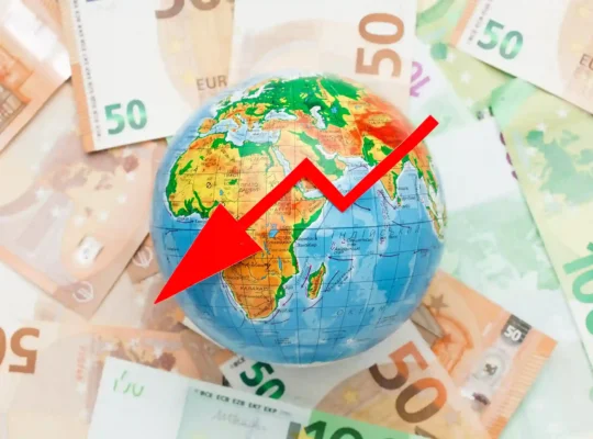 Globo sobre notas de dinheiro com seta vermelha apontando para baixo, representando redução da taxa das blusinhas