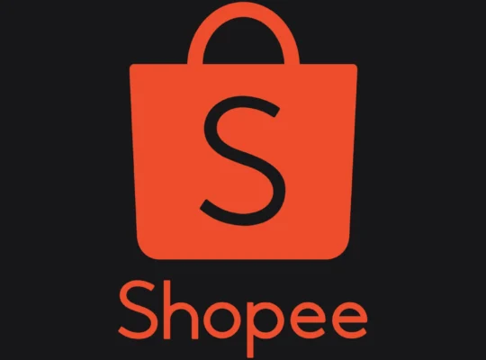 Logo da Shopee com sacola de compras laranja sobre fundo preto
