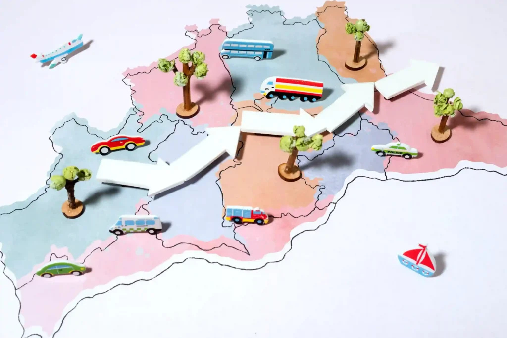 Mapa ilustrado com diferentes regiões, veículos de transporte, avião, caminhão, ônibus, carros e grandes setas indicando rotas de deslocamento, representando a capilaridade de uma rede logística de entregas