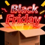 Caixa aberta com a frase Black Friday, embalagens e etiquetas de produtos ao redor