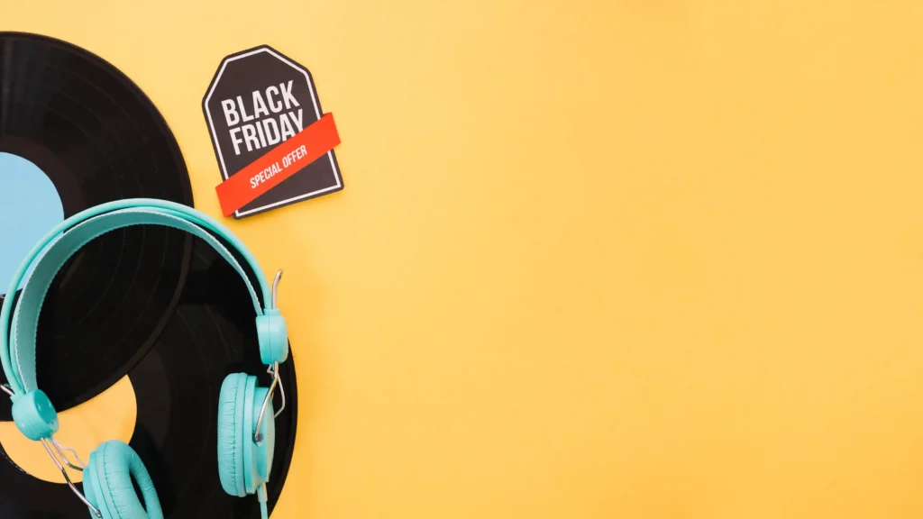Fones de ouvido e discos ao lado de etiqueta de oferta da Black Friday