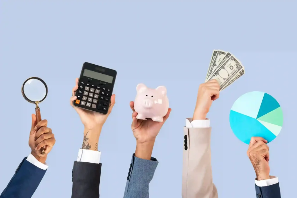 Mãos segurando calculadora, cofrinho, dinheiro, lupa e gráfico financeiro