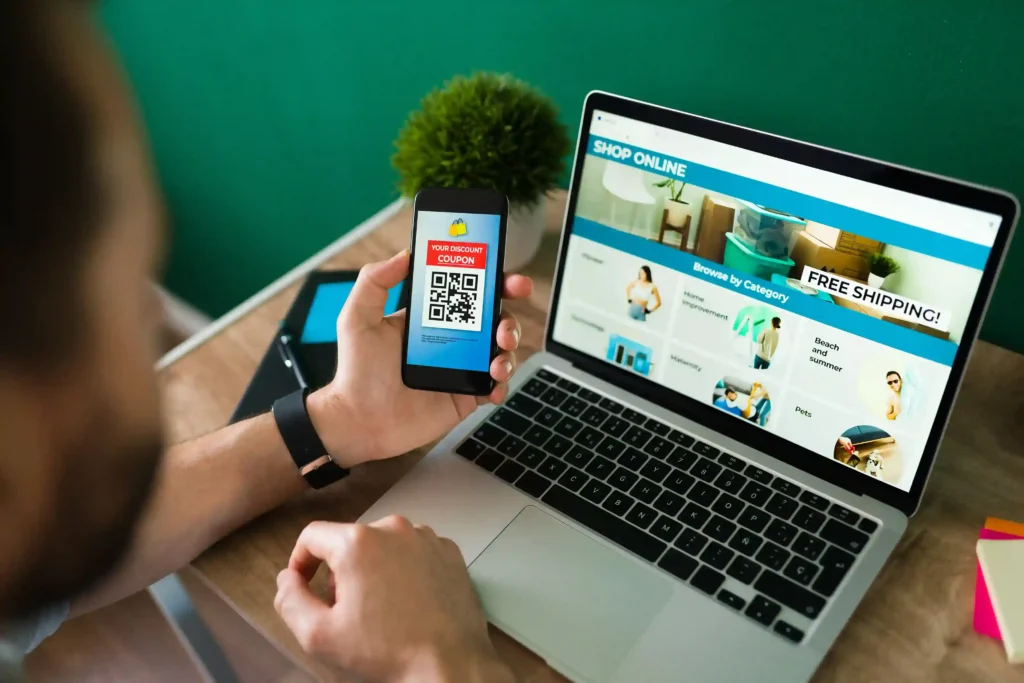 Pessoa acessando loja online pelo notebook e celular para realizar compras em marketplace