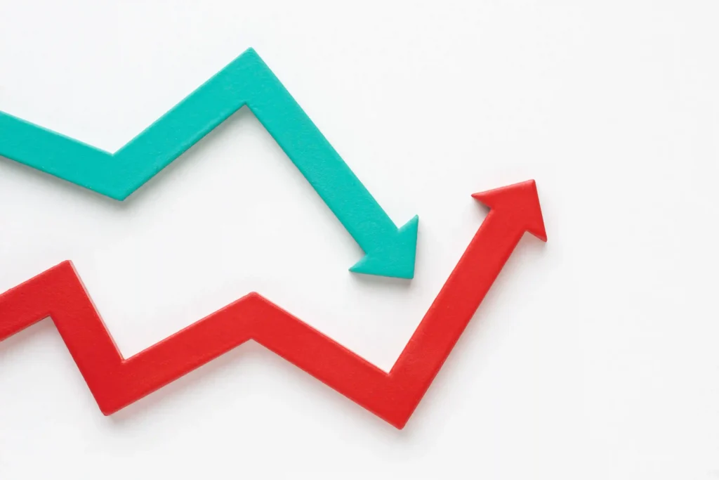 Setas em formato de gráfico apontando para alta e queda, representando variações na demanda ao longo do tempo