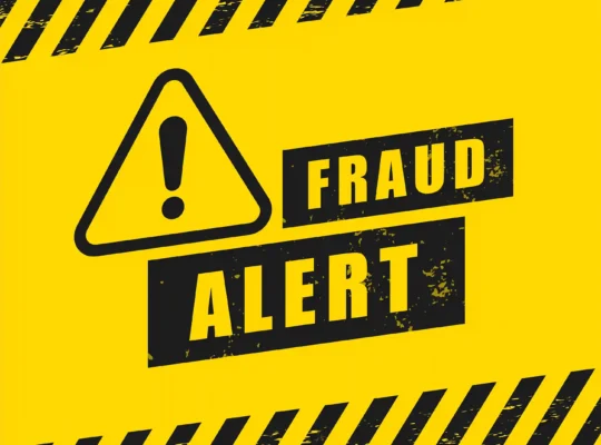 Placa amarela de alerta de fraude com símbolo de atenção e a mensagem “Fraud Alert”