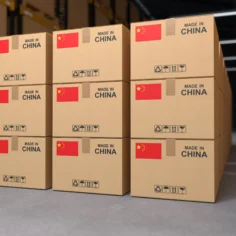 Caixas com identificação “Made in China” empilhadas em um armazém