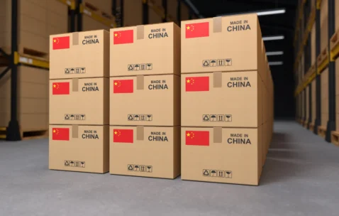 Caixas com identificação “Made in China” empilhadas em um armazém