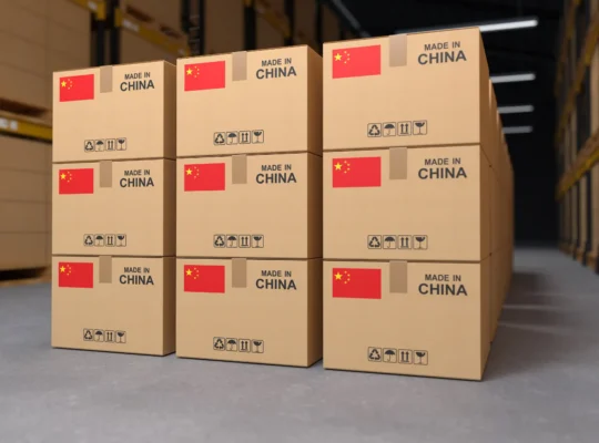 Caixas com identificação “Made in China” empilhadas em um armazém