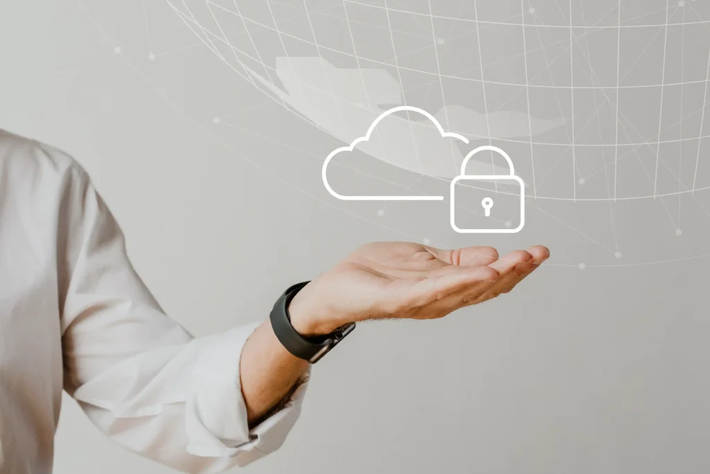 Pessoa segura símbolo de nuvem com cadeado, representando proteção de dados, privacidade e segurança das informações de clientes conforme a LGPD no ecommerce