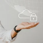 Pessoa segura símbolo de nuvem com cadeado, representando proteção de dados, privacidade e segurança das informações de clientes conforme a LGPD no ecommerce