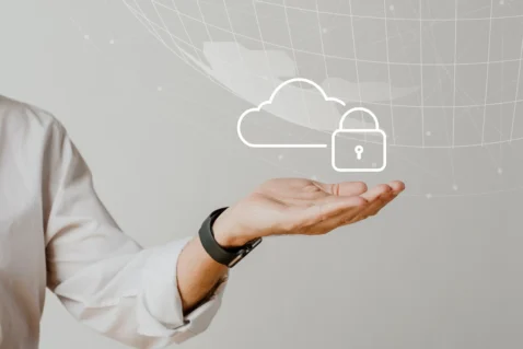 Pessoa segura símbolo de nuvem com cadeado, representando proteção de dados, privacidade e segurança das informações de clientes conforme a LGPD no ecommerce