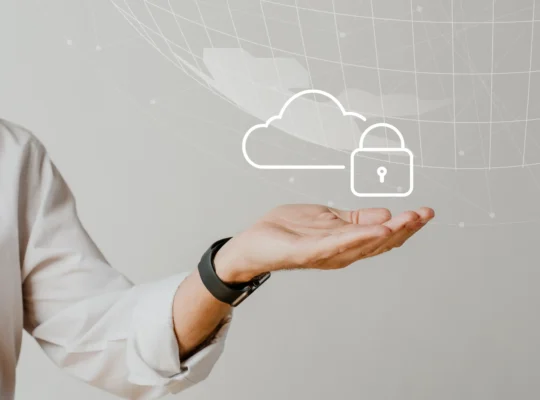 Pessoa segura símbolo de nuvem com cadeado, representando proteção de dados, privacidade e segurança das informações de clientes conforme a LGPD no ecommerce