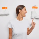 Mulher escolhendo entre diferentes calçados para definir o primeiro produto para vender na Shopee