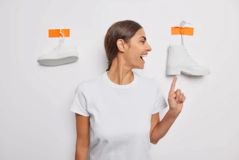 Mulher escolhendo entre diferentes calçados para definir o primeiro produto para vender na Shopee