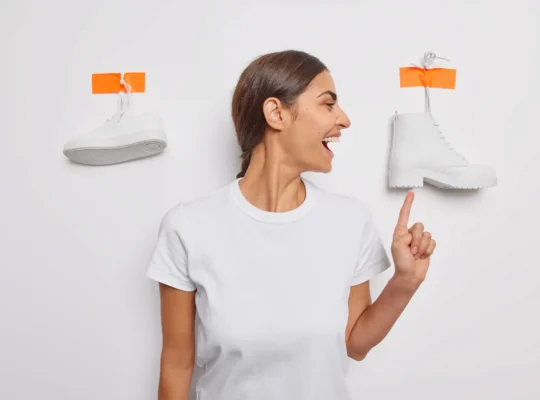 Mulher escolhendo entre diferentes calçados para definir o primeiro produto para vender na Shopee