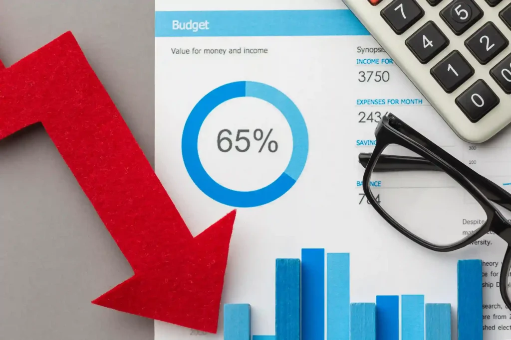 Relatório financeiro com gráficos, calculadora e seta vermelha apontando para baixo