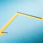 Gráfico em formato de seta amarela mostrando queda seguida de recuperação