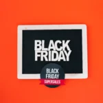 Placa com a inscrição Black Friday em destaque sobre fundo laranja