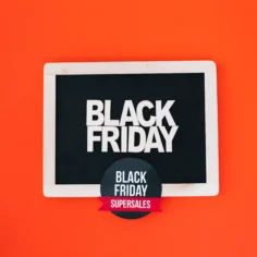 Placa com a inscrição Black Friday em destaque sobre fundo laranja